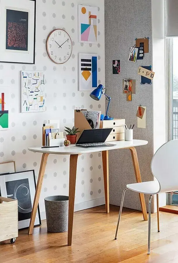 decoração simples com papel de parede de bolinhas e mesa pequena para home office Foto Home & Decors