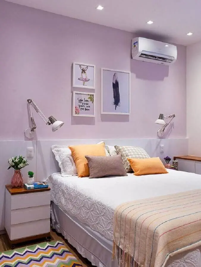 decoração simples com quadros para quarto feminino lilás e branco Foto Casa de Valentina