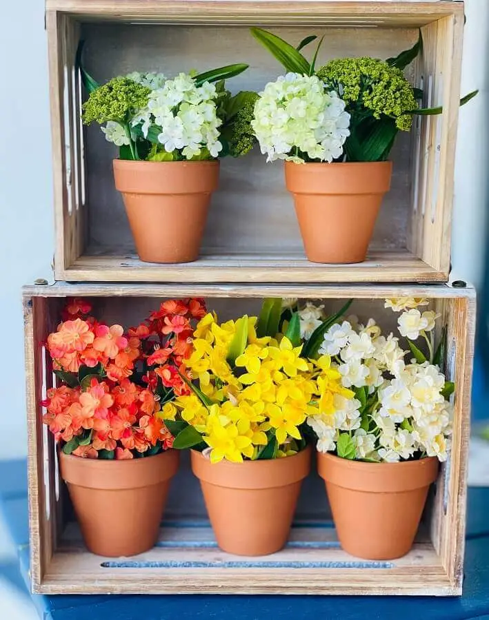 decoração simples com vasos de flores em caixotes de feira Foto Unsplash