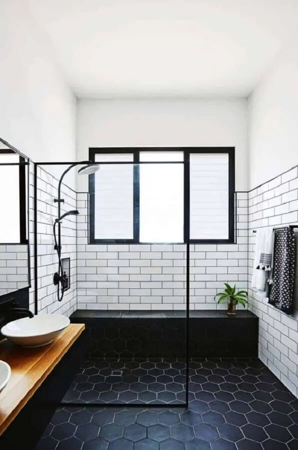 decoração simples para banheiro preto e branco com bancada de madeira Foto One Kindesign
