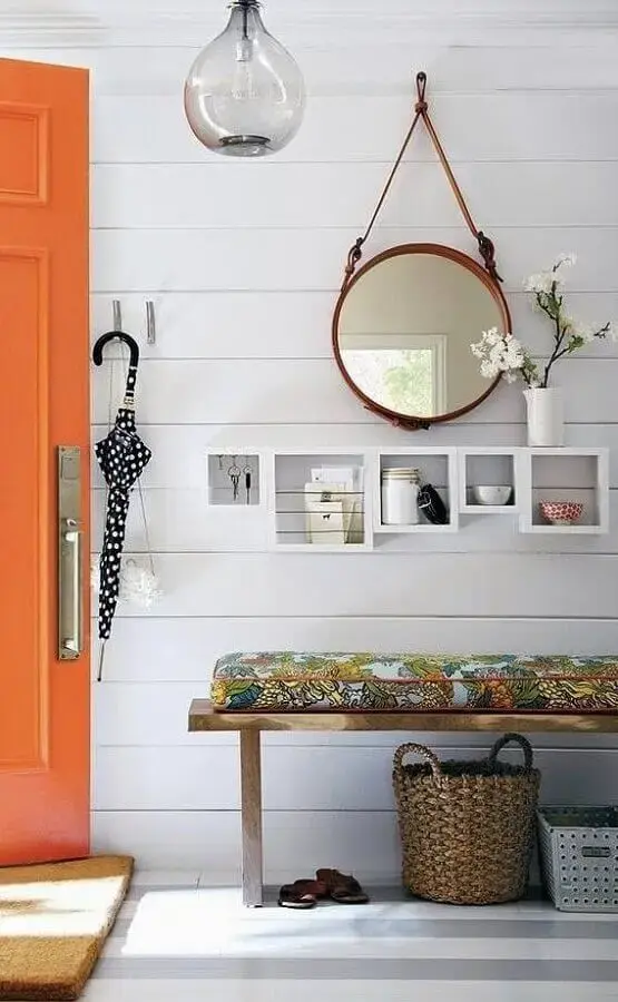 decoração simples para hall de entrada com espelho redondo e banco de madeira Foto Pinterest