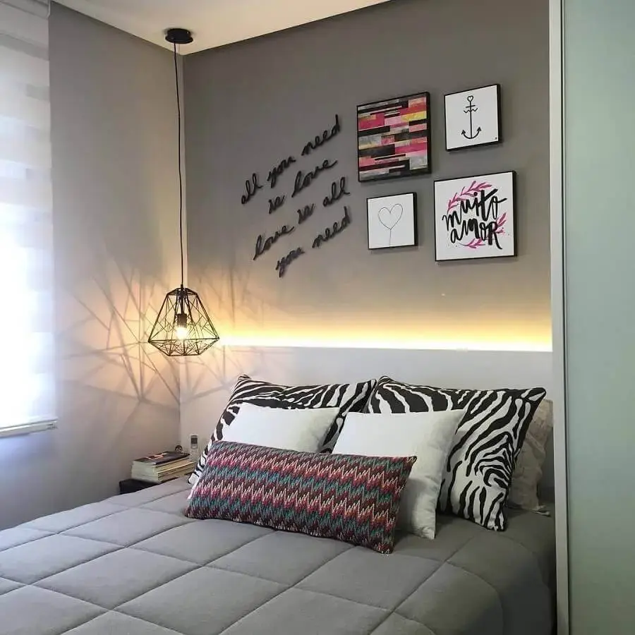 decoração simples para quarto cinza com pendente industrial aramado preto Foto Pinterest