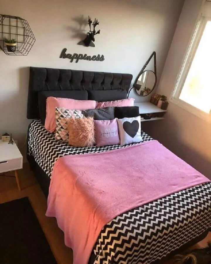 decoração simples para quarto com cabeceira preta estofada Foto Pinterest