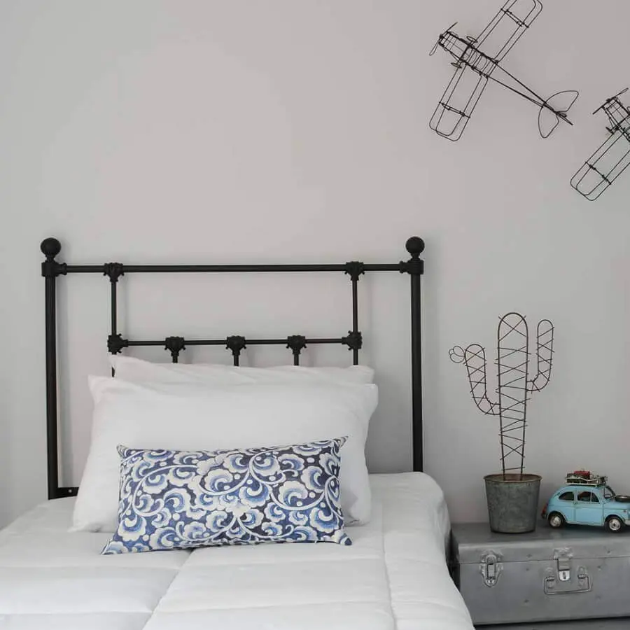 decoração simples para quarto com cabeceira solteiro preta de ferro Foto Pinterest