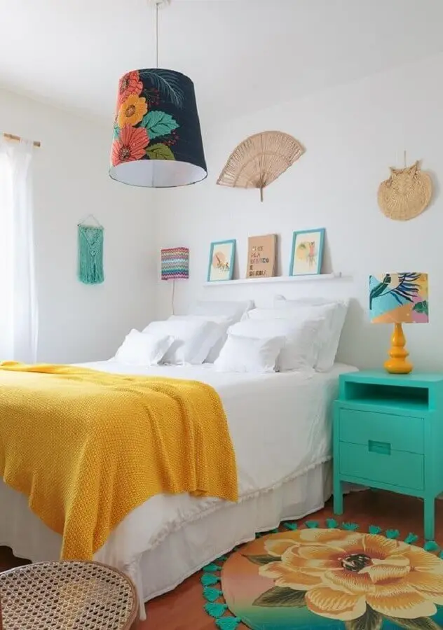 ecoração simples para quarto com lustre pendente colorido Foto Histórias de Casa