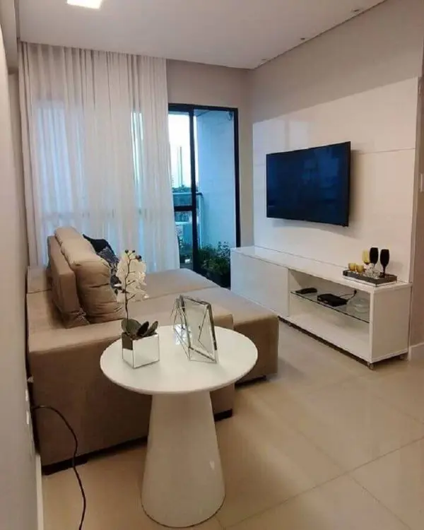 Sala de estar pequena com mesa lateral alta redonda e branca