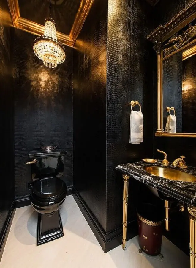 decoração sofisticada com detalhes clássicos para banheiro preto e dourado Foto Decoist