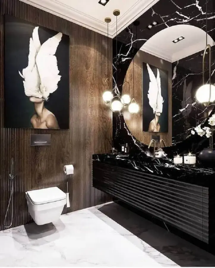 decoração sofisticada com espelho redondo grande em parede de mármore para banheiro preto e madeira Foto Pinterest