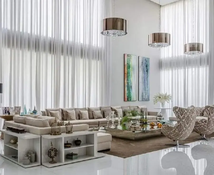 decoração sofisticada em cores neutras para sala com sofá grande Foto Ronaldo Rizzutti
