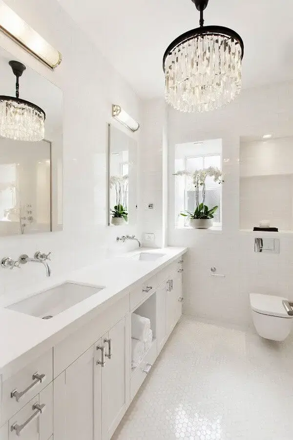 decoração sofisticada para com lustre de cristal para banheiro sob medida todo branco Foto Pinterest