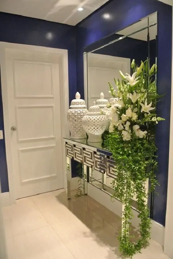 decoração sofisticada para hall de entrada pequeno com espelho de parede e aparador espelhado Foto Dicas Decoração