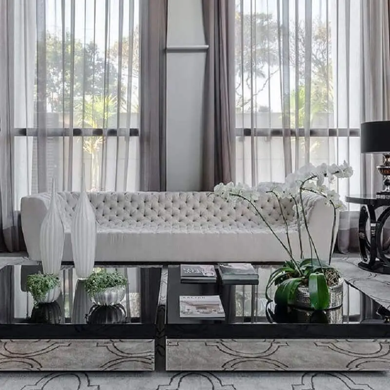 decoração sofisticada para sala com sofá grande branco Foto Ronaldo Rizzutti