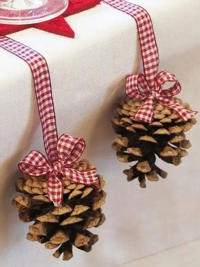 Christmas ornament with pinecone and checkered lace Photo MdeMulher