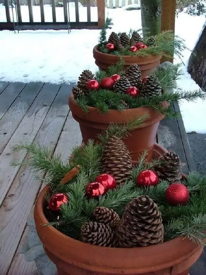 enfeites com pinha de Natal e bolas vermelhas para vasos de cerâmica  Foto Casa e Jardim
