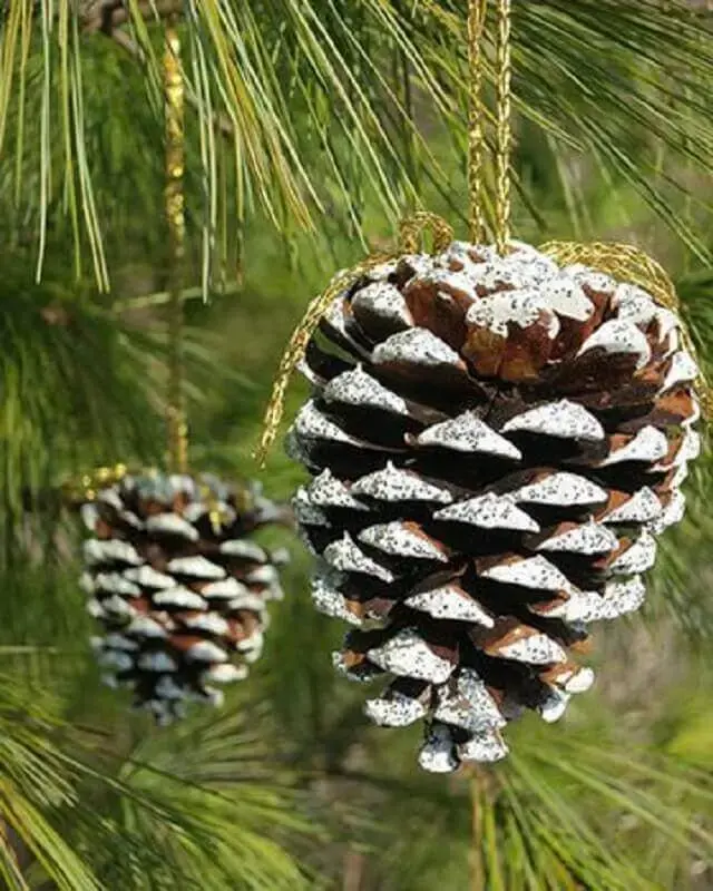 enfeites com pinha de Natal para árvore  Foto Pinterest