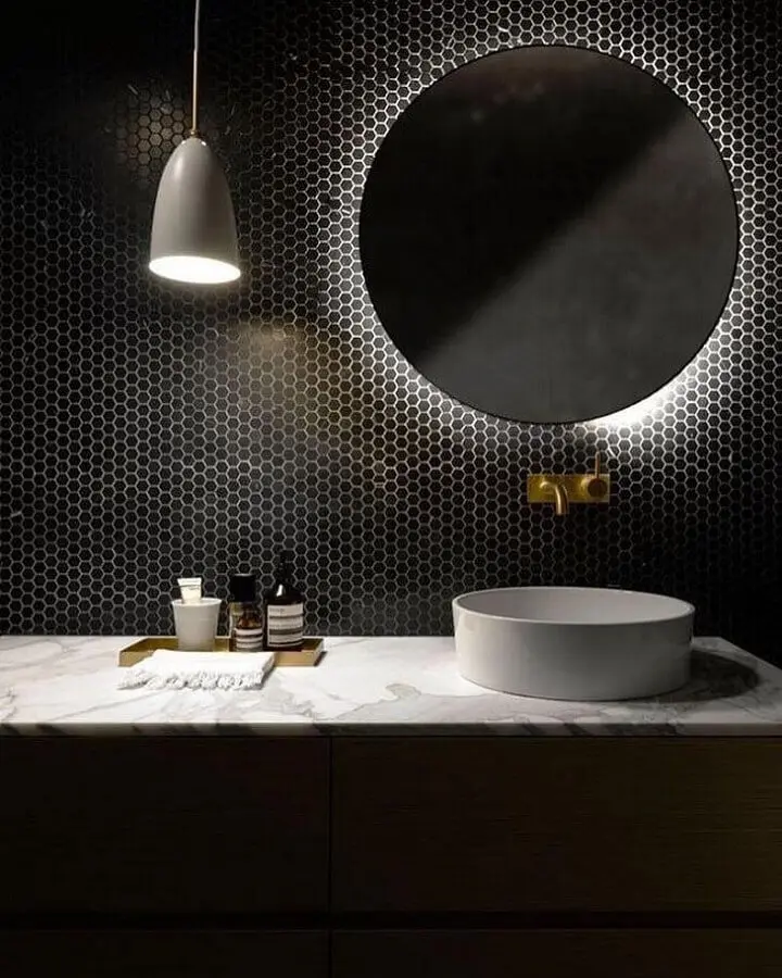 espelho com led para decoração de banheiro preto com revestimento hexagonal Foto Futurist Architecture