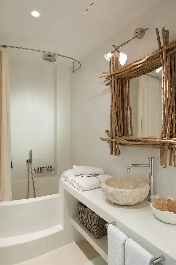 espelho com moldura rústica para banheiro sob medida todo branco  Foto Diario Design