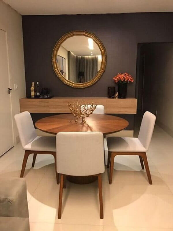espelho de parede com moldura dourada para sala de jantar decorada com mesa redonda de madeira Foto Pinterest
