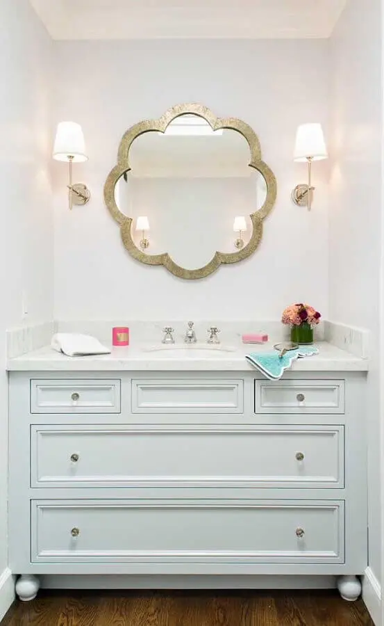 espelho de parede para banheiro branco decorado em estilo clássico Foto We Heart It