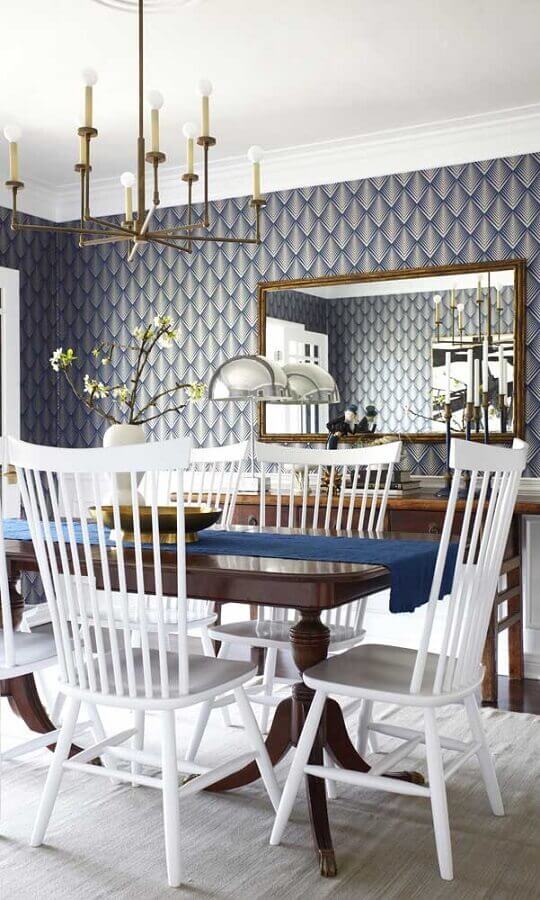 espelho para parede de sala de jantar com papel de parede azul e cadeiras brancas Foto Home Furniture