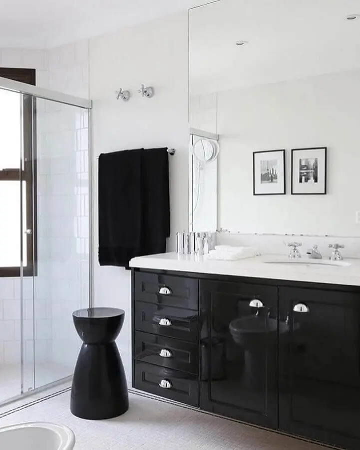 gabinete com design clássico para decoração de banheiro preto e branco Foto Maurício Karam Arquitetura