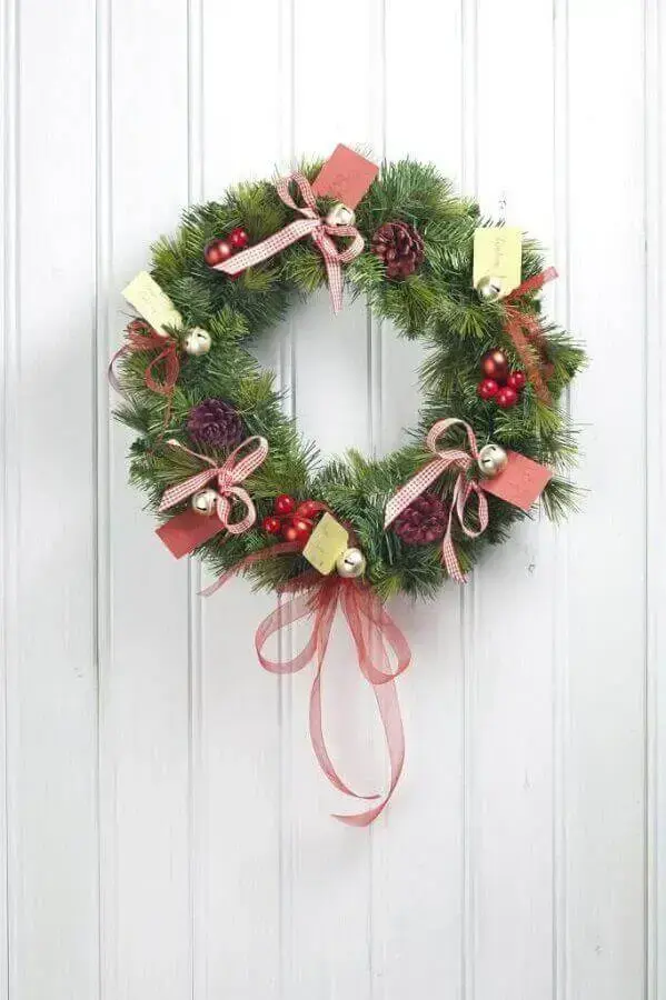 Christmas garland with pinecones and bows Photo Elle Decor