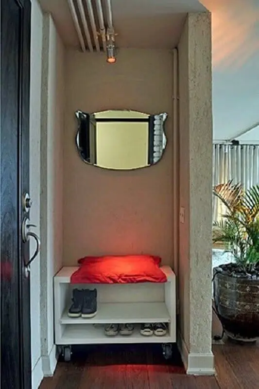 hall de entrada simples e pequeno decorado com espelho e sapateira Foto Simples Decoração