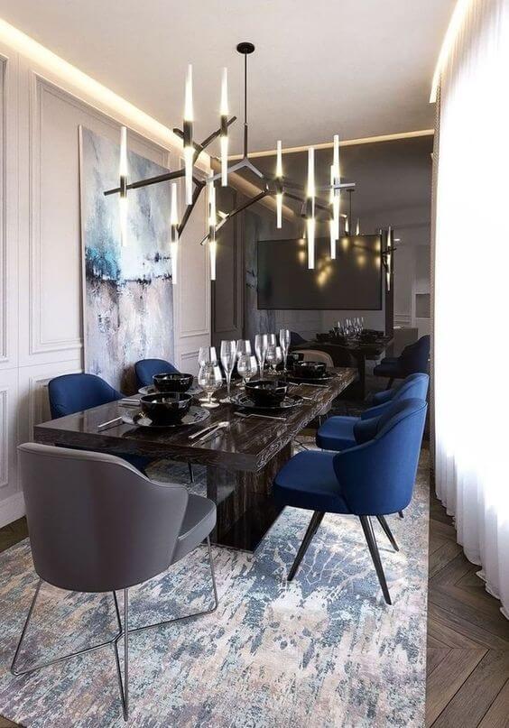 Mesa de jantar preta com poltronas confortáveis para sala luxuosa