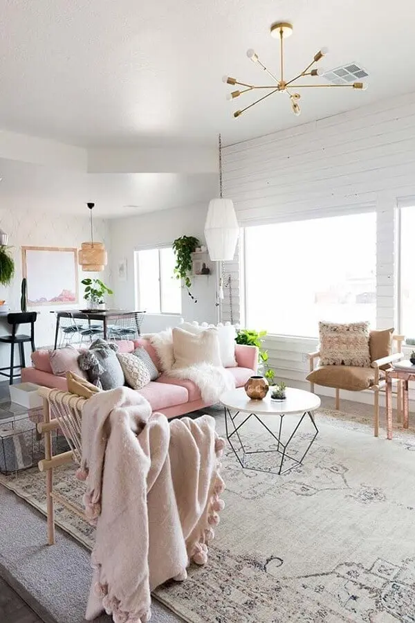 lustre pendente para sala de estar decorada com sofá rosa Foto Archidea