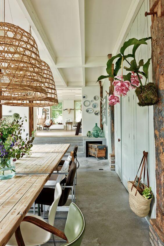 Lustre rústico para varanda com mesa de madeira e plantas pendentes