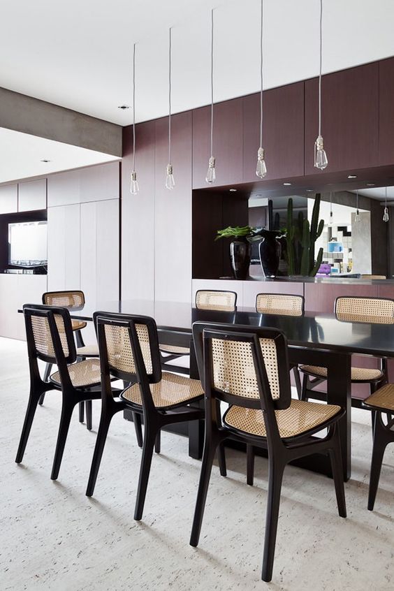 Mesa de jantar preta retangular na casa moderna
