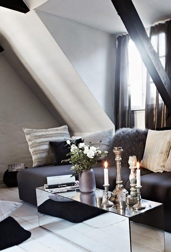 Mesa espelhada com sofá cinza