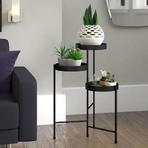 Mesa lateral alta preta decorada com vasos de plantas