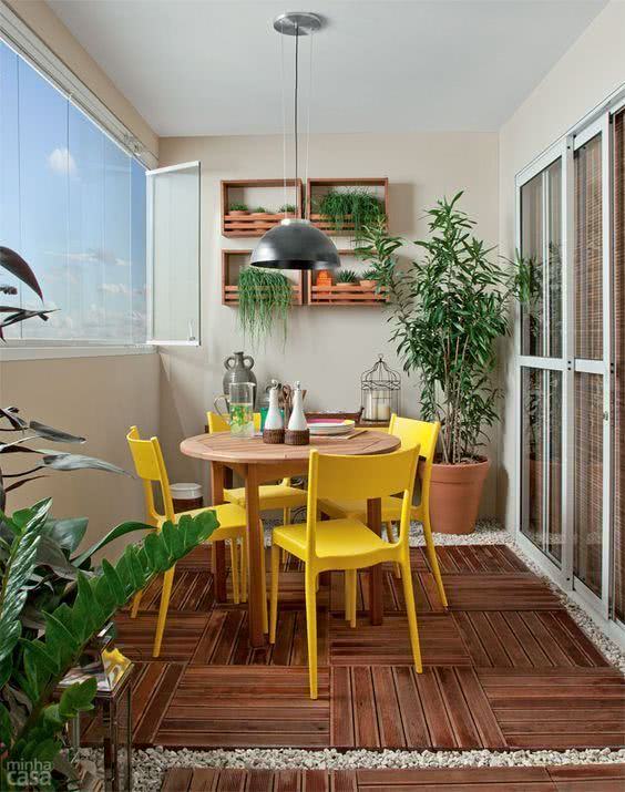 Mesa para varanda gourmet com cadeira amarela