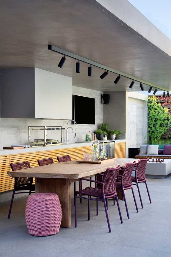 Mesa para varanda gourmet com cadeira roxa 