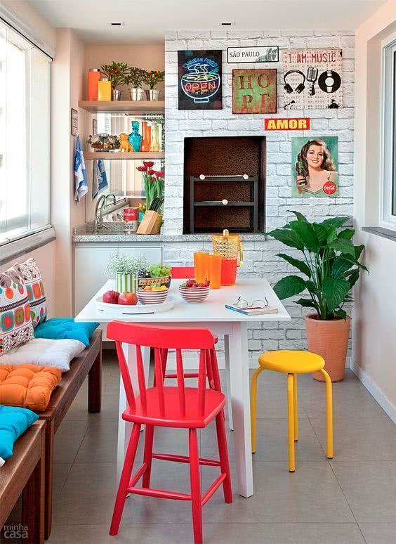 Mesa para varanda gourmet e cadeiras coloridas