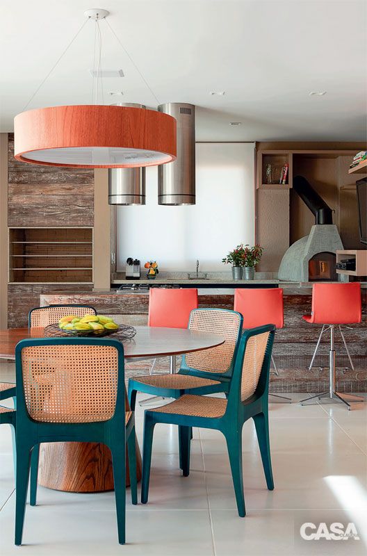 Mesa para varanda gourmet alegre com cores de turquesa e laranja