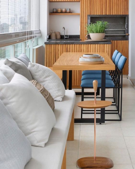 Mesa para varanda gourmet moderna com sofá confortável