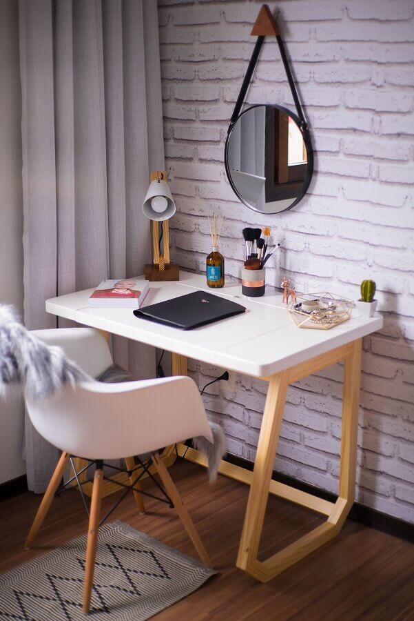 mesa pequena para home office decorado com papel de parede tijolinho branco Foto Casa de Valentina