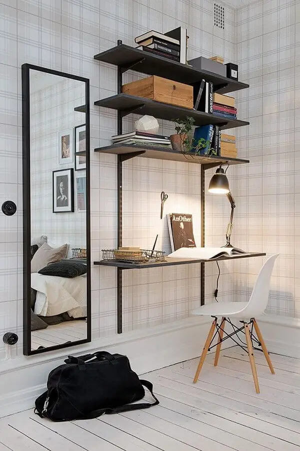 mesa suspensa para decoração de home office com papel de parede xadrez Foto Pinterest