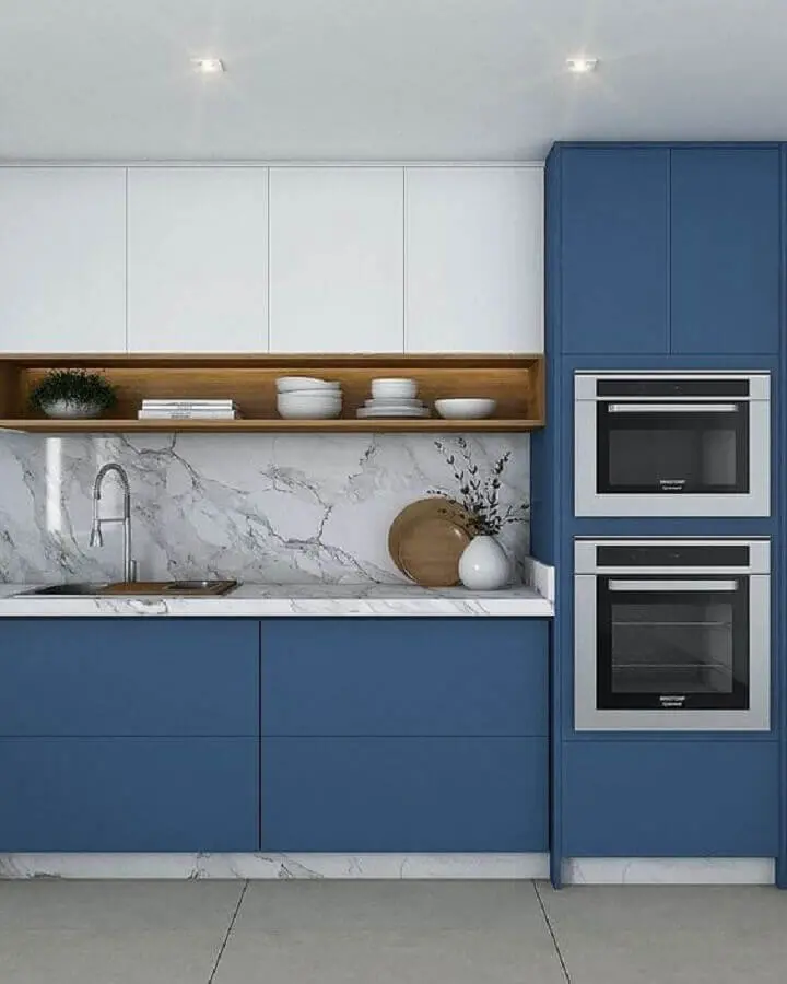 nicho de madeira para armário de cozinha azul e branco planejado com bancada de mármore  Foto Pinterest