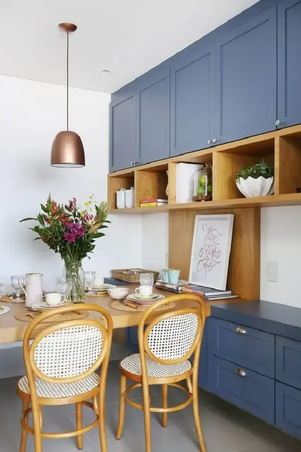 nichos de madeira para armário de cozinha azul com estilo vintage  Foto Casa de Valentina