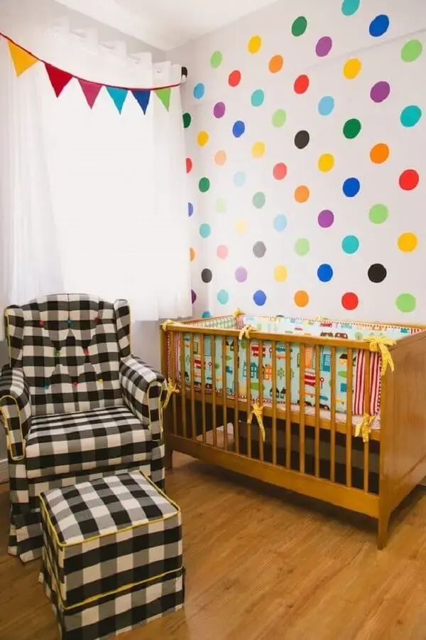 papel de parede bolinhas coloridas para quarto de bebê com poltrona xadrez e berço de madeira Foto Mundo Ovo