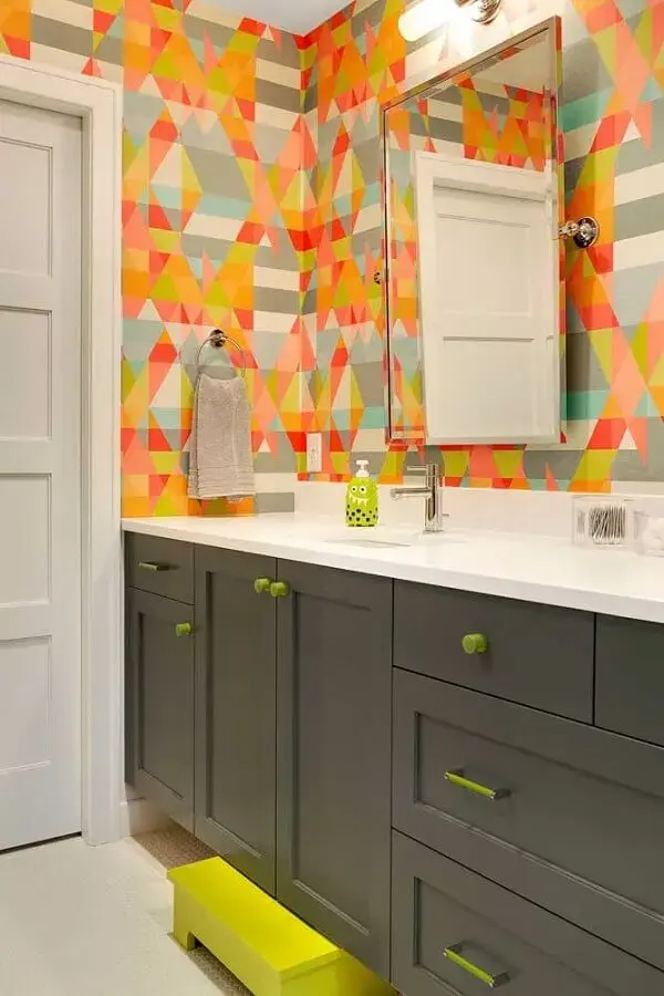 papel de parede colorido geométrico para banheiro planejado com gabinete cinza Foto Home Design