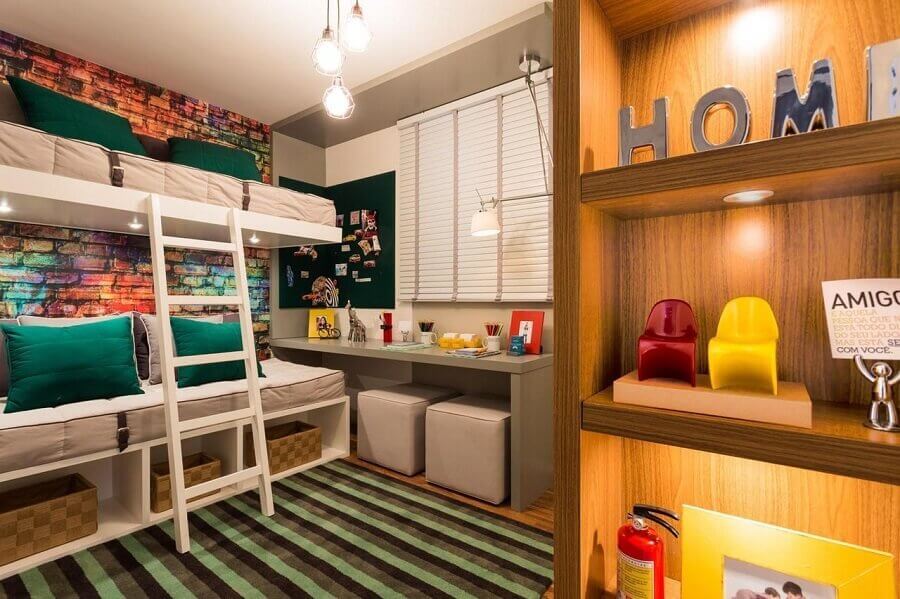 papel de parede colorido para quarto de solteiro planejado com cama suspensa Foto Sesso e Dalanezi