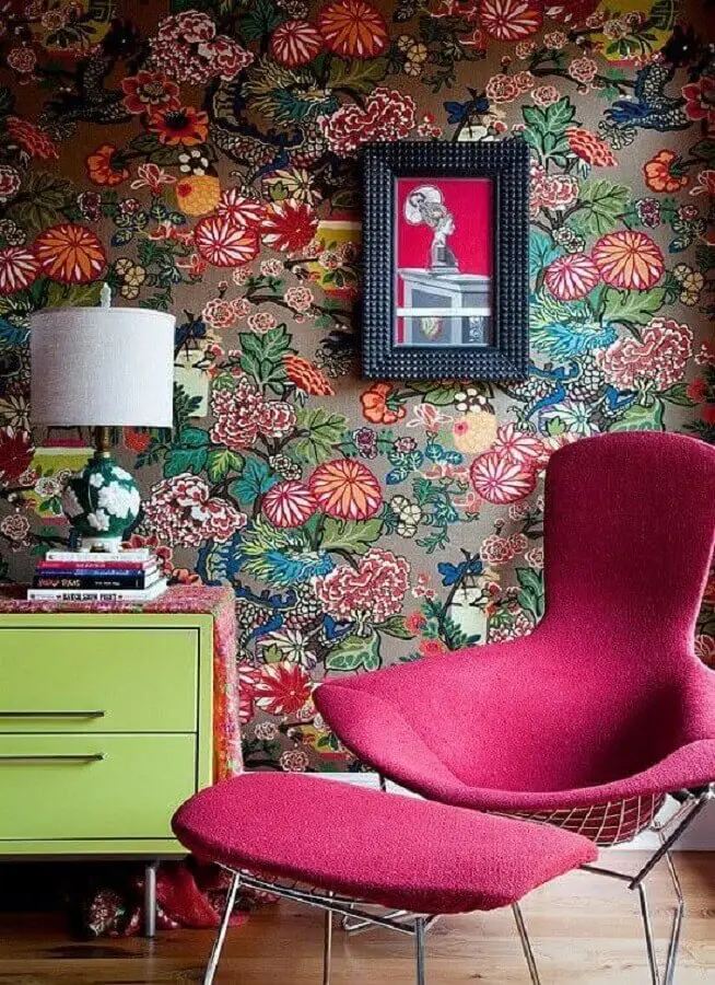 papel de parede floral e poltrona colorida rosa para decoração Foto Pinterest