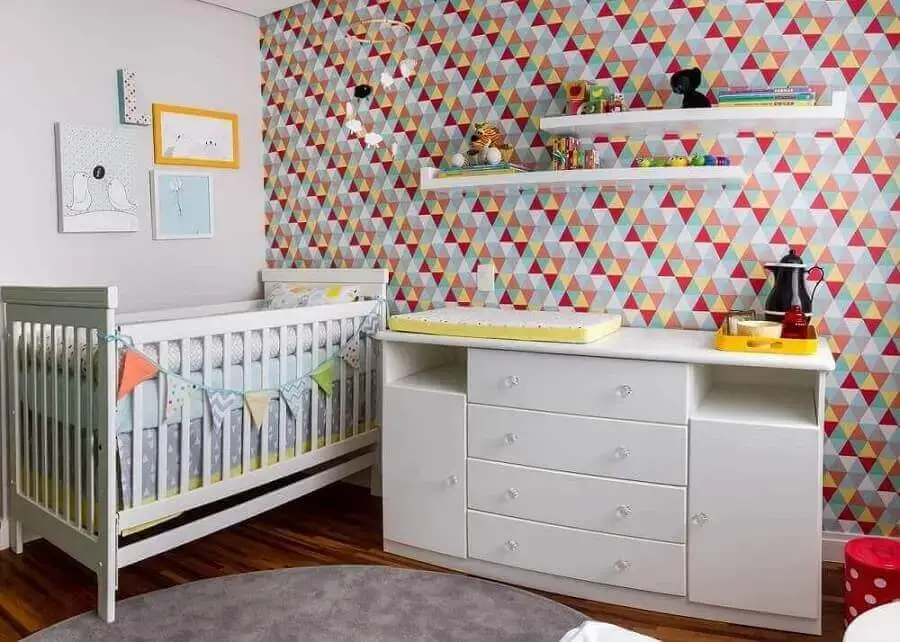 papel de parede geométrico colorido para quarto de bebê decorado com móveis brancos Foto Pinterest