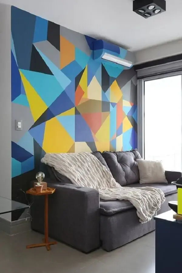 papel de parede geométrico colorido para sala decorada com sofá cinza Foto Pinterest