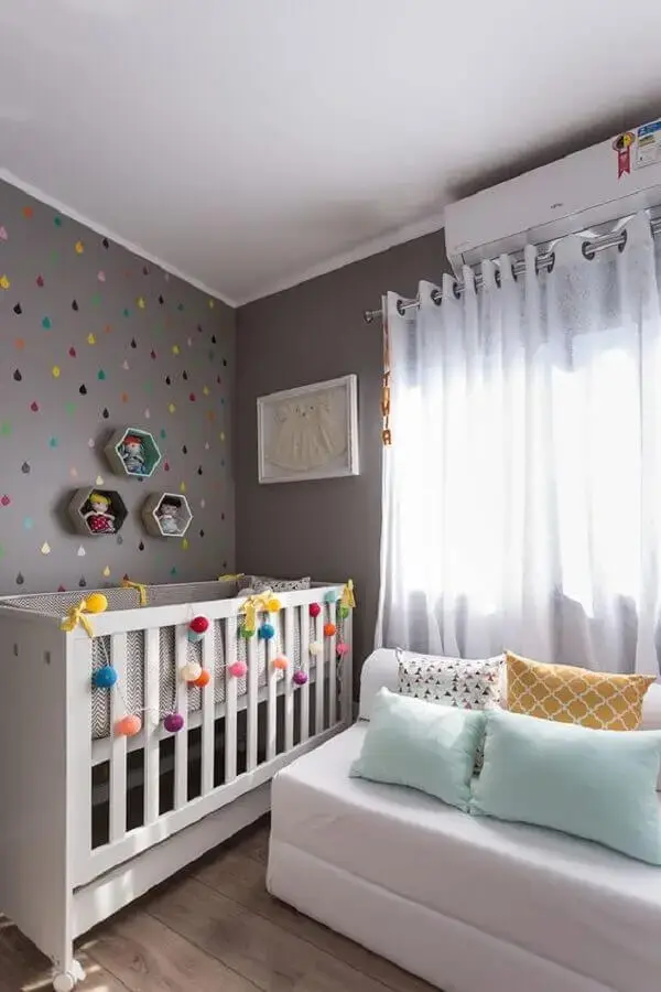 papel de parede para quarto de bebê com gotas coloridas em fundo cinza Foto limaonagua