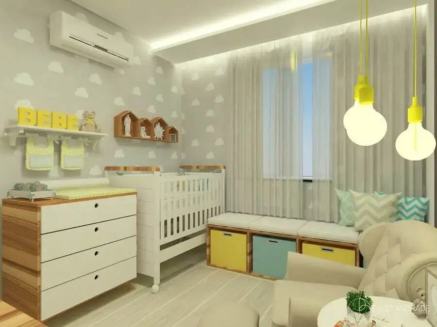 papel de parede tons de cinza com desenhos de nuvens para quarto de bebê decorado com detalhes em amarelo Foto Pinterest